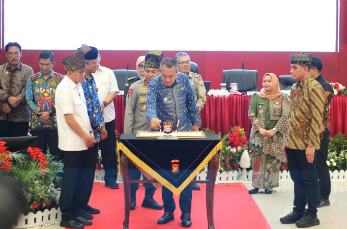Bersama Menteri P2MI, Gubernur dan Kapolda Riau, Wabup Meranti Muzamil Teken Deklarasi Pencegahaan TPPO dan Pekerja Migran Ilegal