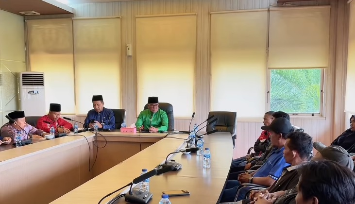 Siap Beri Solusi, Bupati Zukri Bertemu Pedagang Kuliner di Tepian Sungai Kerinci