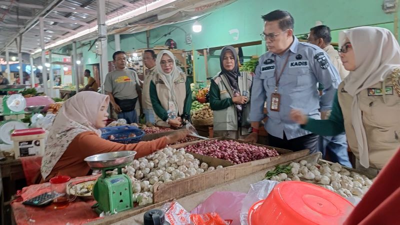 Kepala DKP Monitoring Harga Komoditas Pangan di Pasar Cik Puan, Sejumlah Komoditas Turun...