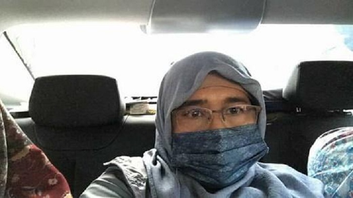 Hindari Massa, Neno Warisman Pakai Masker di Bandara SSK II Pekanbaru