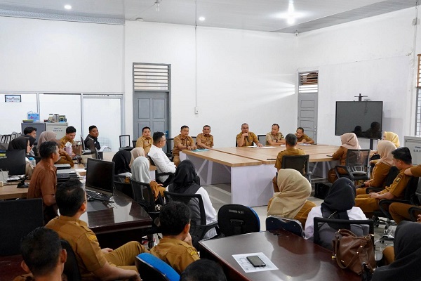 Penguatan Tupoksi, Kadiskominfo Lukmansyah Badoe Pimpin Rapat dengan Seluruh Staf