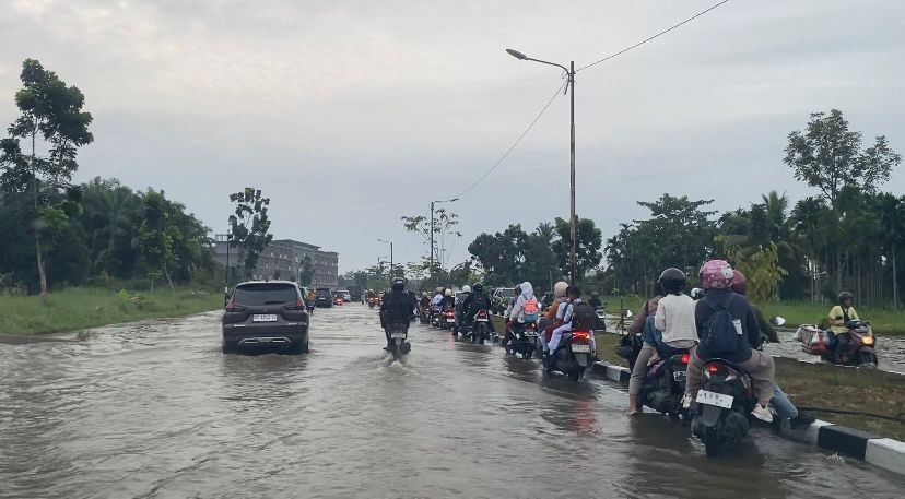 Selalu Rusak Saat Banjir, Gubernur Akan Naikkan Badan Jalan Sudirman Ujung