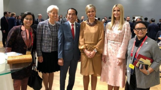 Padahal Cuma Foto Diapit Para Wanita Ini, Warganet Ingatkan Jokowi Tak Lupa Iriana
