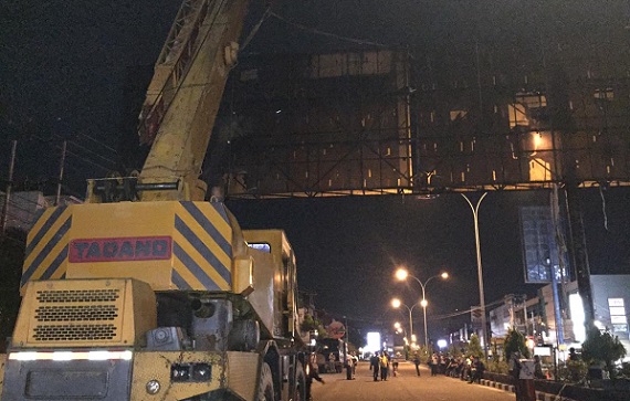 TEGAS! Pemko Pekanbaru  Potong  Bando Reklame di Jalan Tuanku Tambusai