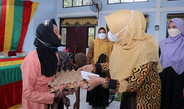 Tim Penggerak PKK dan PT BSP Salurkan Bantuan untuk Masyarakat Teluk Rimba Koto Gasib