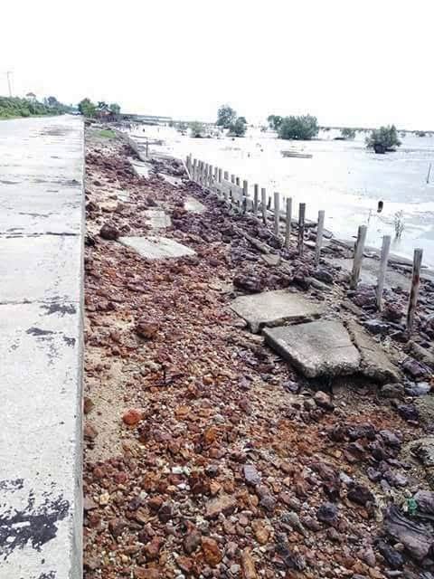 Bakal Ambruk, Warga Minta Pemkab Bengkalis Perbaiki Jalan Pantai Indah Selat Menuju Pelabuhan BSSR