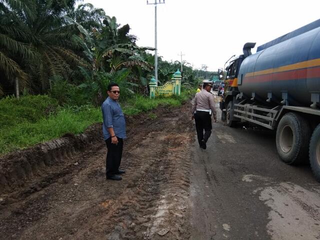 Anggota Dewan-Upika Tandun dan PUPR Rohul Perbaiki Jalan Rusak