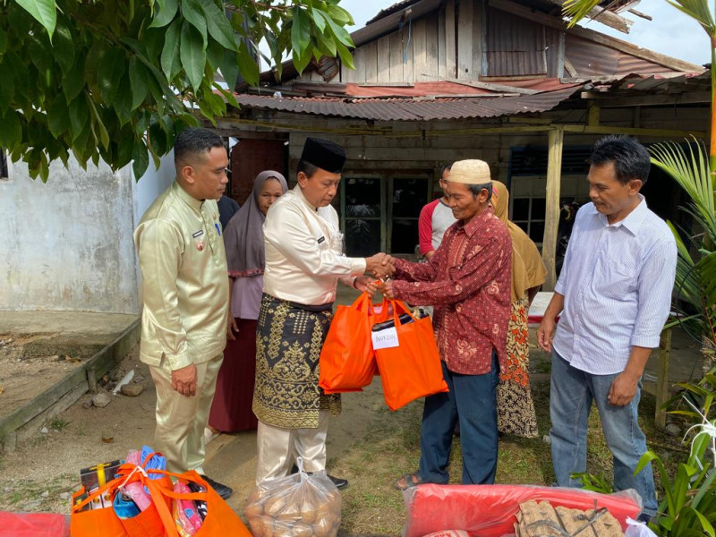 Dinsos Salurkan Bantuan Sembako dan Pakaian untuk 7 KK Korban Puting Beliung