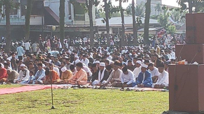 Masyarakat Pelalawan Laksanakan Salat Idul Fitri di Lapangan Sepak Bola Pangkalan Kerinci