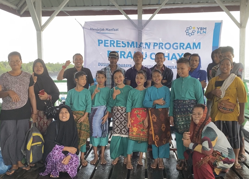YBM PLN UIW RKR Berikan Bantuan Perahu Cahaya untuk Nelayan Dusun Bandara, Sokop-Kepulauan Meranti