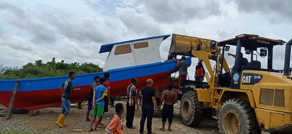 Septina Serahkan 14 Unit Kapal dan Alat Tangkap Ikan kepada Kelompok Nelayan di Inhil 