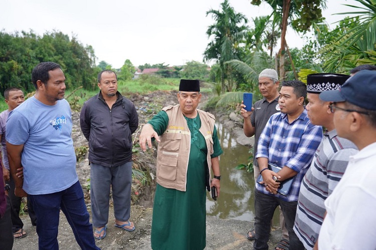 BUKAN WALI KOTA, Gubernur Edy Natar Gerak Cepat Turunkan Alat Berat Atasi Banjir di Jalan Sukakarya