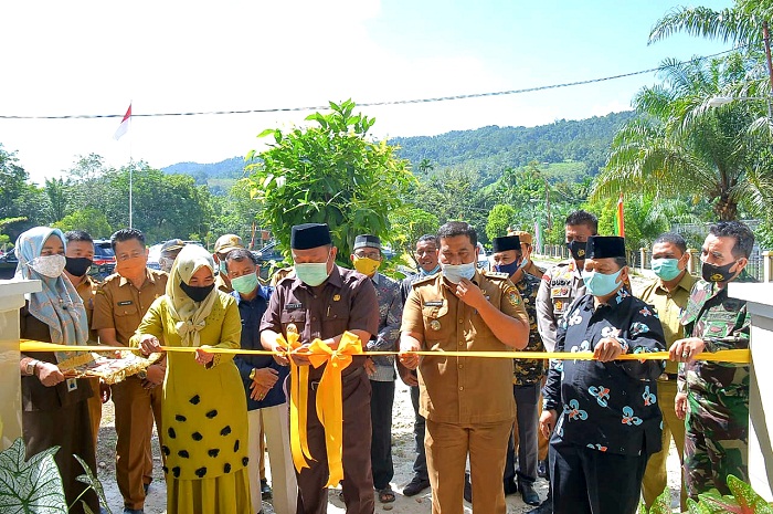 Resmikan Rumah Dinas Camat Koto Kampar Hulu, Bupati Catur: Layani Masyarakat dengan Baik