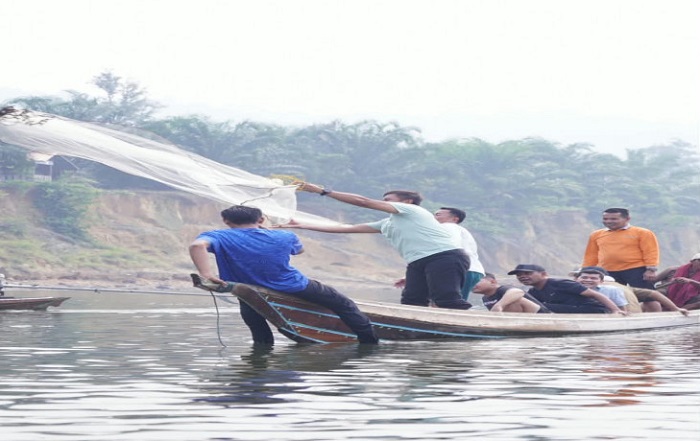 Mencokau Ikan di Tanjung Belit,  Bupati Kampar Dapat Ikan Baung