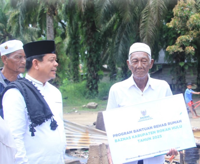 Syafaruddin Poti  Berikan Bantuan Kepada Korban Musibah Kebakaran Rumah di  Ulak Patian