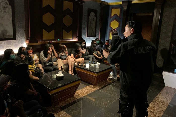 Karaoke Eksekutif Venesia BSD Digerebek, Polisi Temukan 47 Perempuan, 12 Kotak Alat Kontrasepsi dan 14 Kimono