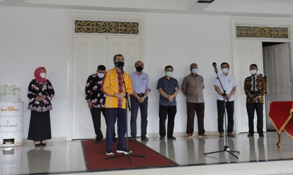 Gubernur Riau Kembali  Terima Bantuan Masker Dari PT RAPP dan PT Panca Eka