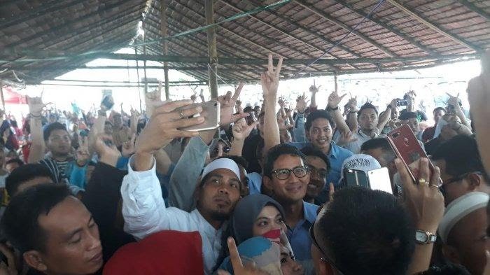 Sandiaga Uno Sambangi Kampung JK di Bone, Emak-emak: Kapan Lagi Kita Dipimpin Orang Gagah