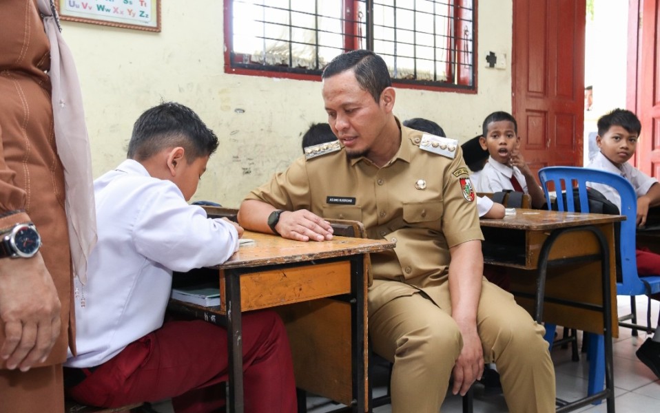 KEREN! Wali Kota Pekanbaru Gratiskan Seragam Sekolah untuk 20.800 Siswa SD dan SMP