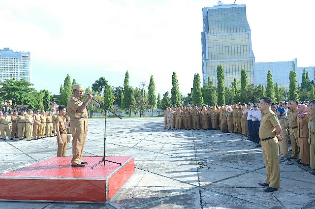 Sejumlah ASN Pemprov Riau Berteduh Saat Apel Pagi, Ini yang Dilakukan Wagubri