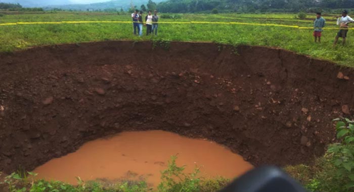 Diawali Suara Gemuruh dan Asap, Mendadak Muncul Lubang Raksasa di Tanah Sulawesi