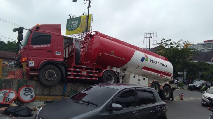 ALAHMAKKK...Jalan Selebar Itu, Truk Pertamina Malah Panjat Median Fly Over Jalan Sudirman