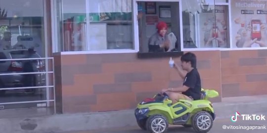 Kelakuan Pria Ini Kocak, Beli Es Krim Drive Thru Pakai Mobil-mobilan jadi Tontonan