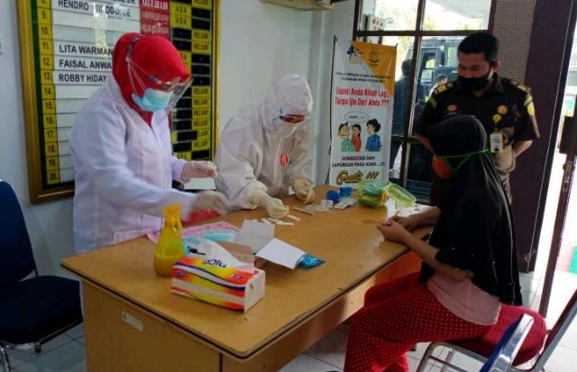 Kajari Rohul Ingatkan Tentang Protokoler Kesehatan, 25 Tahanan yang akan Dipindahkan Ikuti Rapid Test