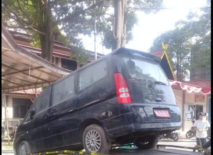 Bikin 'Sakit Mata', Mobil Dinas di Parkiran Kantor Camat Mandau diderek ke BPKAD