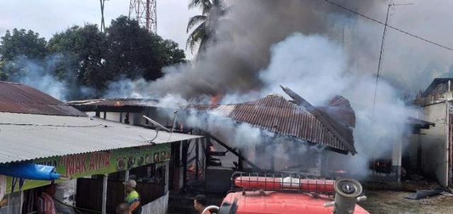 Dugaan Arus Pendek, Satu Unit Rumah di Seikijang Jadi Puing Dilalap Api