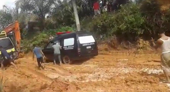 PRIHATIN, Akibat Jalan Rusak Parah, Dua Hari, Jenazah Warga Baru Bisa Dimakamkan