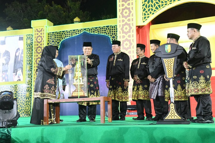 Bupati Kasmarni Serahkan Piala Bergilir MTQ Provinsi pada Plt. Gubernur Riau