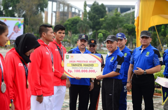Gubri Serahkan Bonus untuk Atlet dan Pelatih yang Raih Medali di Asian Games 2018
