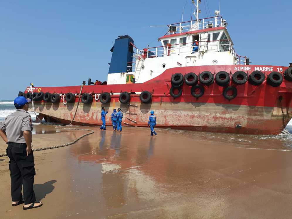 Kapal Tongkang Terseret Ombak, 7.000 Ton Batu Bara Tumpah ke Laut