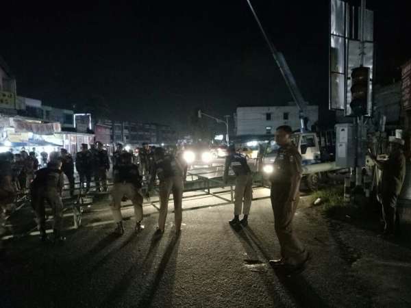 TEGAS...Langgar Perda, Satpol PP Pekanbaru Potong 10 Tiang Reklame