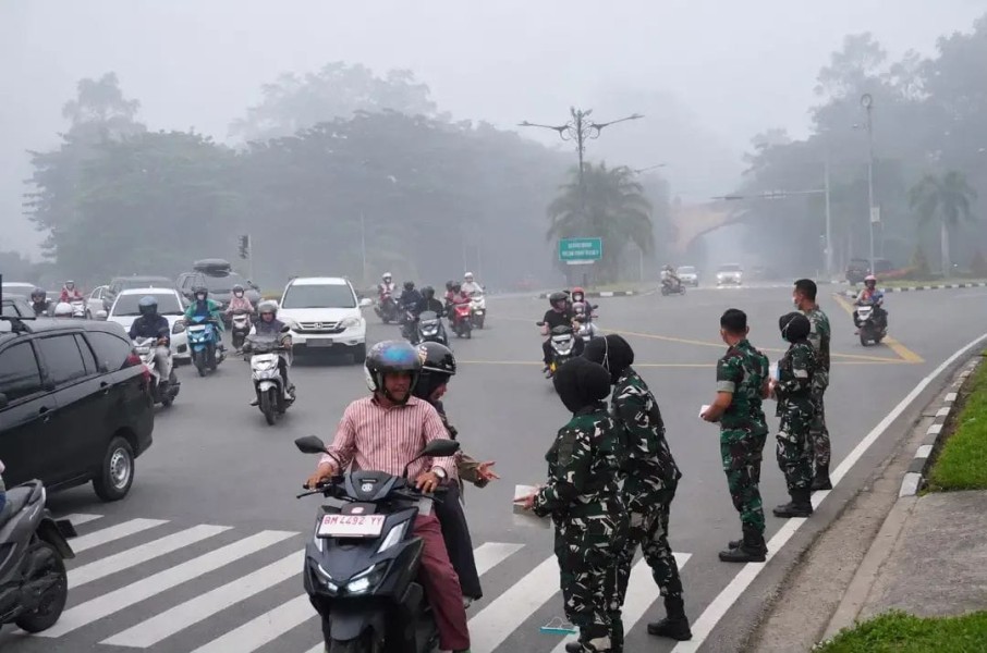 Bagikan Masker, Danlanud Tegaskan Asap Bukan dari Riau