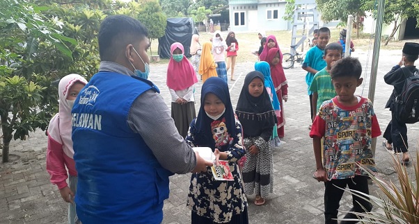 Anak Asuh Rumah Yatim Riau Berbagi Makanan Siap Saji Untuk Anak Yatim Dhuafa Lainnya