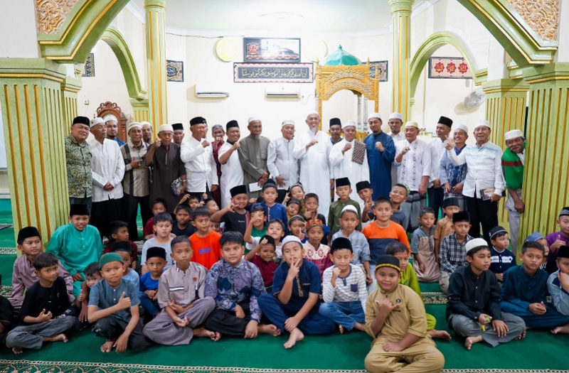 Wako Serahkan Bantuan Rp155 Juta  untuk 5 Masjid di Dumai Barat