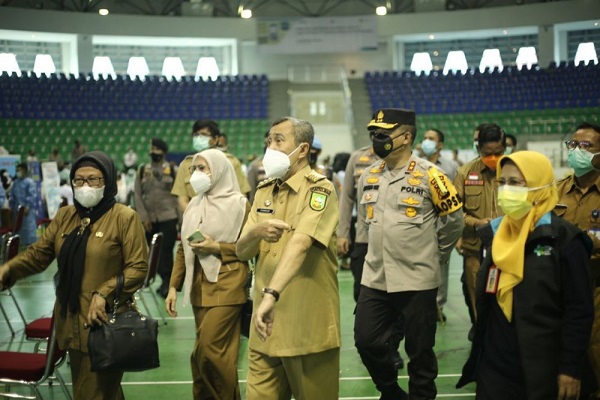 Vaksinasi Tahap Kedua, Gubri Apresiasi Tenaga Kesehatan dan Petugas Publik