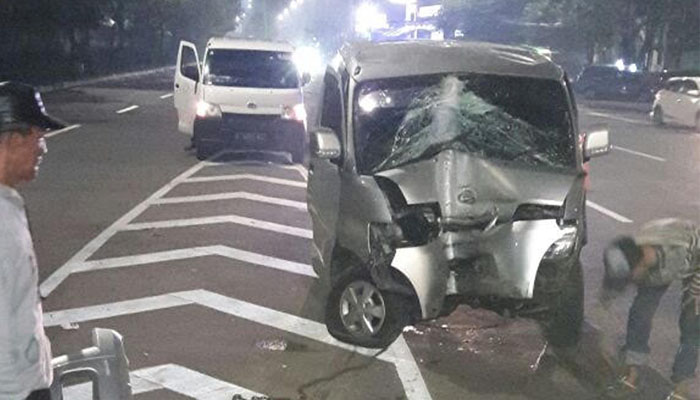BRAKKK...Daihatsu Gran Max Tabrak Tiang Penunjuk Jalan, Pensiunan TNI Meninggal
