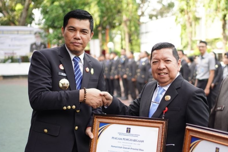 Wakili Pemprov Riau, Asisten 1 Terima Penghargaan Indeks Reformasi Hukum