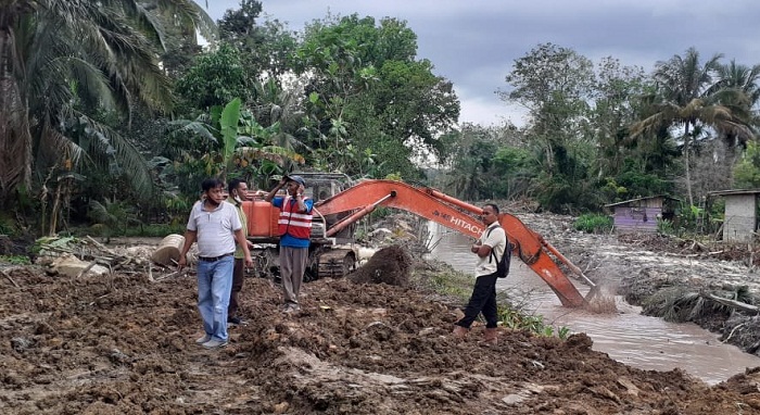 Antisipasi Banjir, PT RAPP Bersama Desa Kebun Lado Bersihkan Kanal