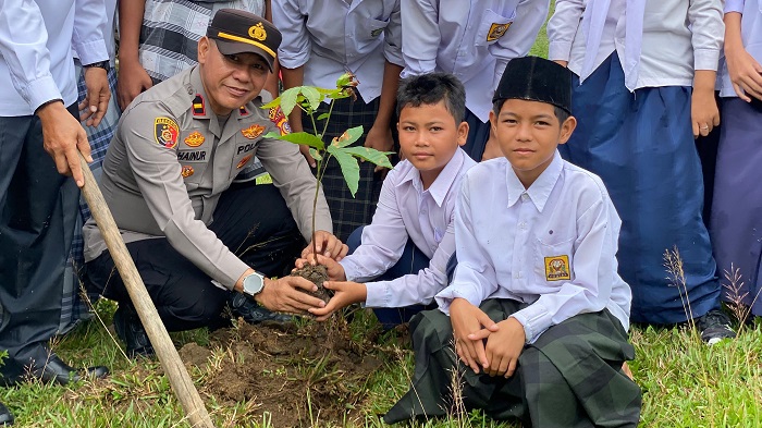 Hari Santri, Kapolsek Benai Laksanakan Upacara Bendera di  MTs Simandolak