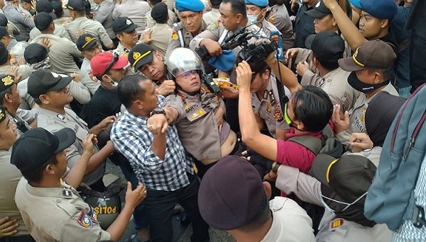 Berada  di Barisan Depan, Kapolresta Pekanbaru Kombes Susanto Pingsan Terhimpit Massa Demo Mahasiswa di DPRD Riau