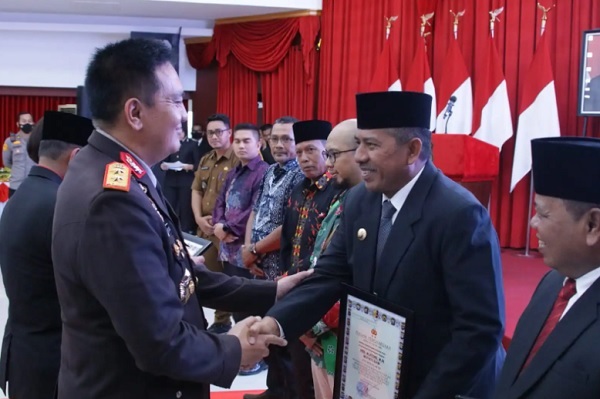 Bupati Siak Terima Penghargaan dari Kapolda Riau