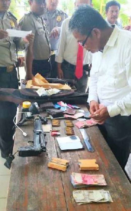 POLISI TAHAN 5 PRIA DI INHU... Senpi, Kapak, Parang dan Pisau Diamankan