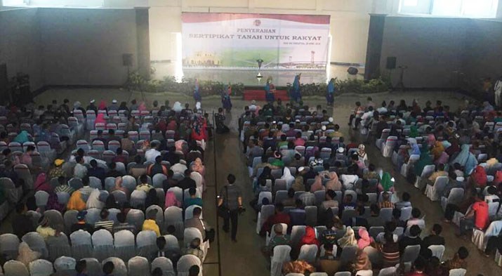 Menteri ATR/BPN Serahkan 1.000 Sertifikat Tanah untuk Warga di Kabupaten Siak