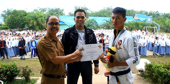 Raih Medali  Tarung Derajat Popnas, Uca Roland Maulana Disambut Bangga Keluarga Besar SMKN 1 Rambah