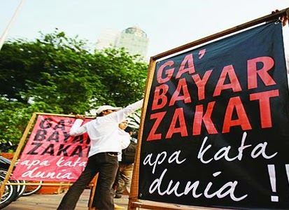 Wabup H Said Hasyim Didampingi Ketua Baznas Meranti, H Tengku Akhrial Menyerahkan Uang zakat