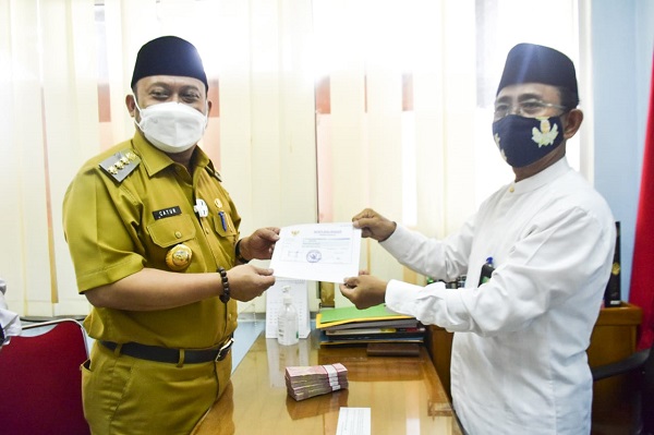 Bupati Kampar Serahkan Zakat Melalui  Baznas Kampar  